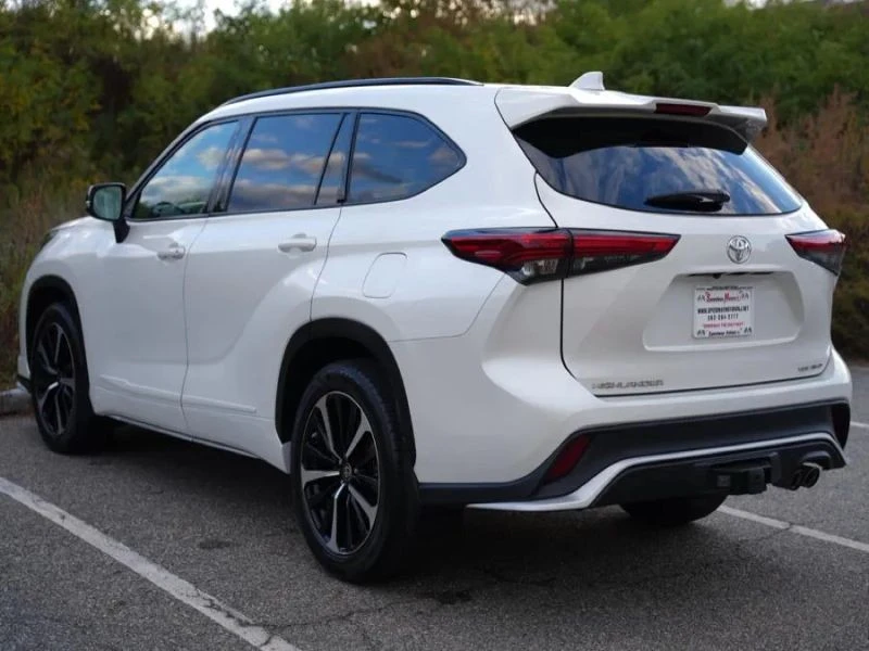 2021 Toyota Highlander - Image 8 of 12