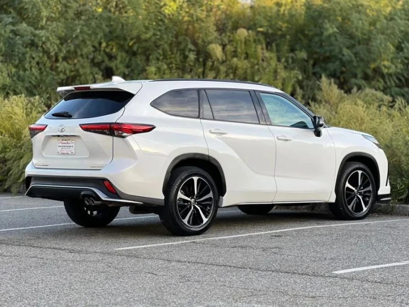 2021 Toyota Highlander - Image 8 of 12