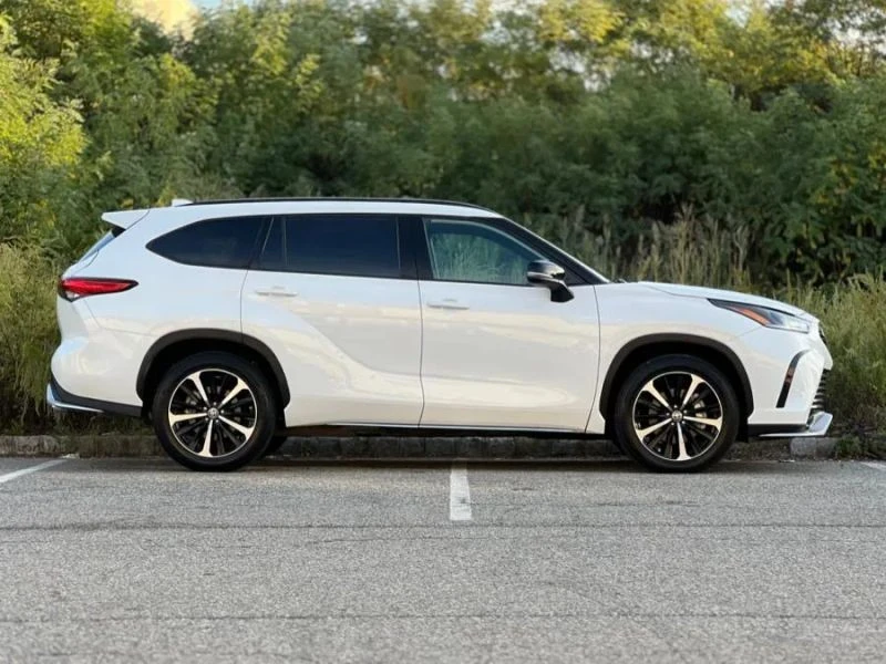 2021 Toyota Highlander - Image 9 of 12