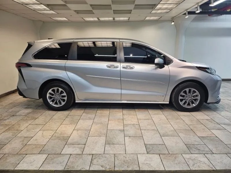 2021 Toyota Sienna 4th Gen - Image 2 of 12