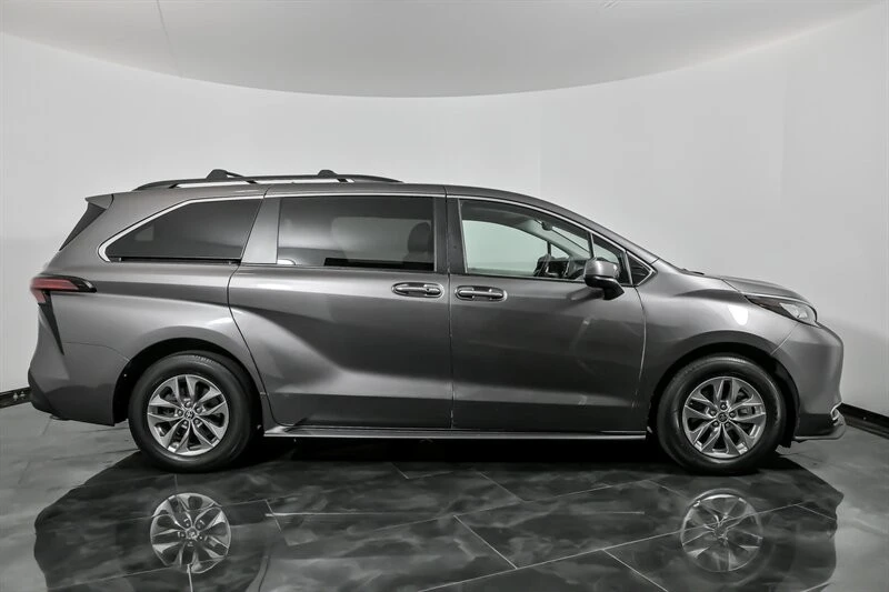 2021 Toyota Sienna 4th Gen - Image 13 of 21