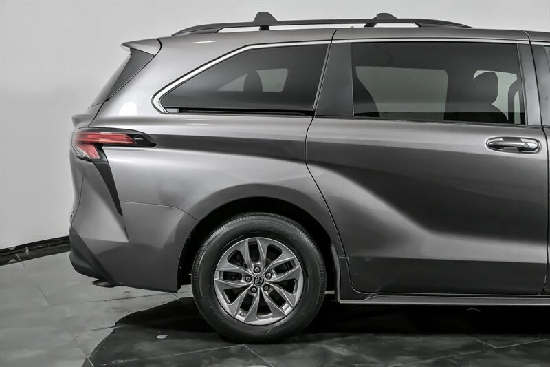 2021 Toyota Sienna 4th Gen - Image 12 of 21