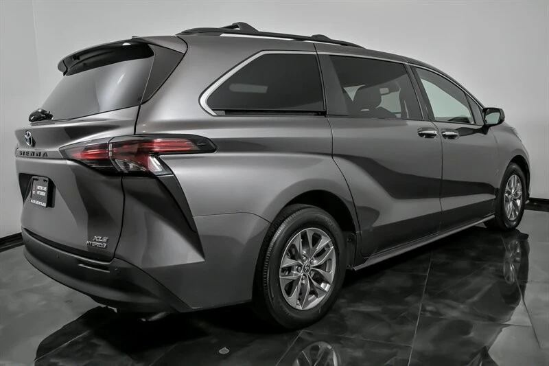 2021 Toyota Sienna 4th Gen - Image 11 of 21