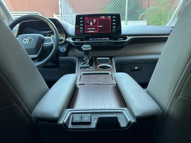2021 Toyota Sienna 4th Gen - Image 18 of 21
