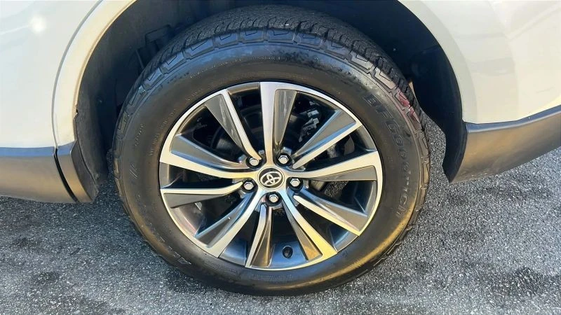 2021 Toyota Venza - Image 11 of 12