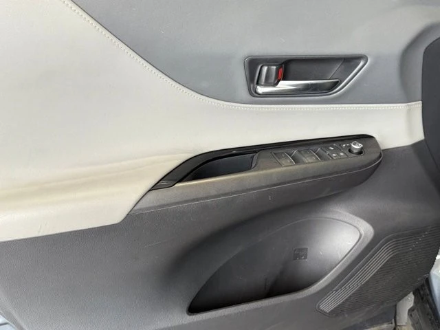 2021 Toyota Venza - Image 16 of 21