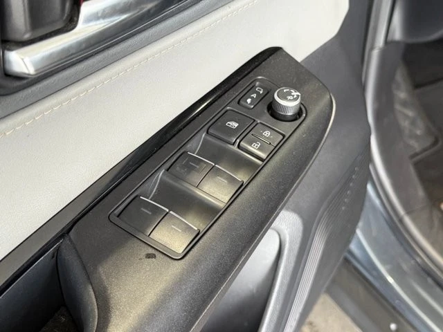 2021 Toyota Venza - Image 17 of 21