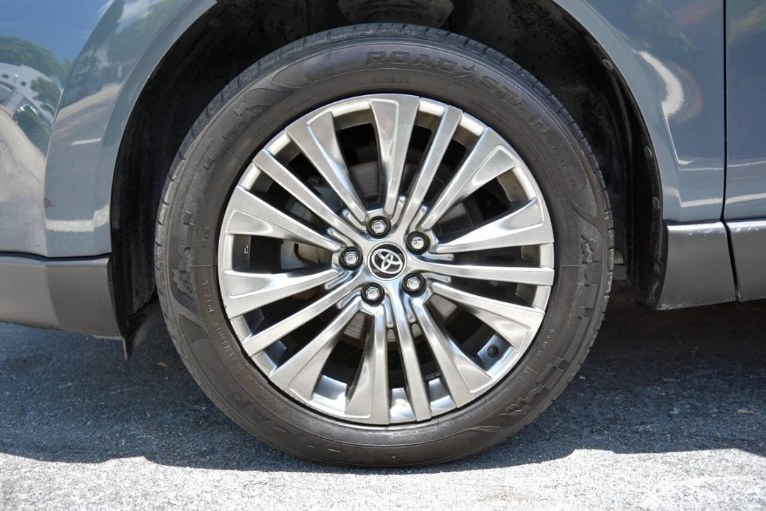 2021 Toyota Venza - Image 9 of 12