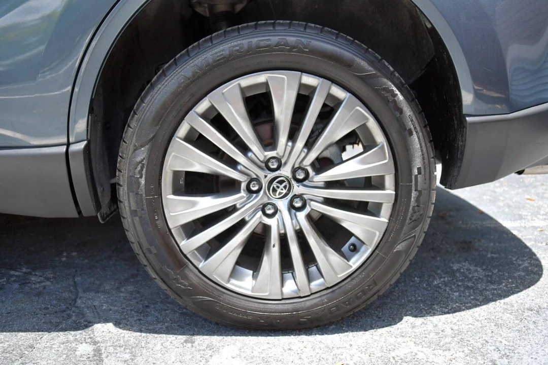 2021 Toyota Venza - Image 8 of 12