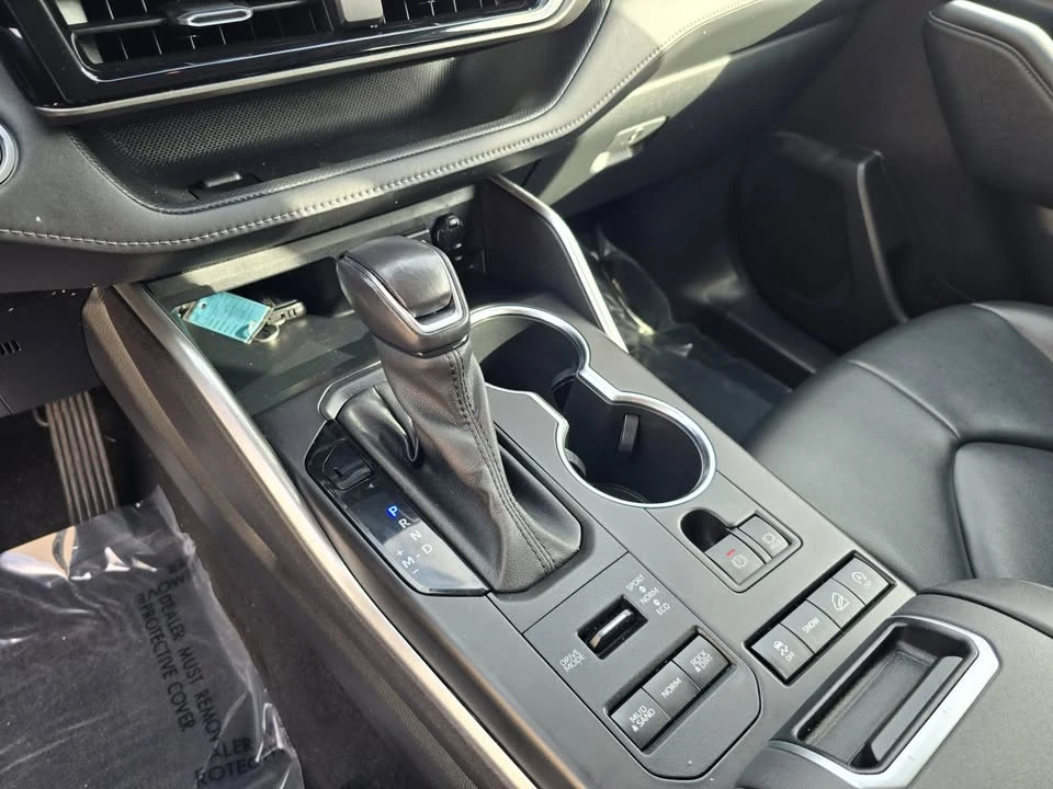 2021 Toyota Highlander - Image 17 of 20