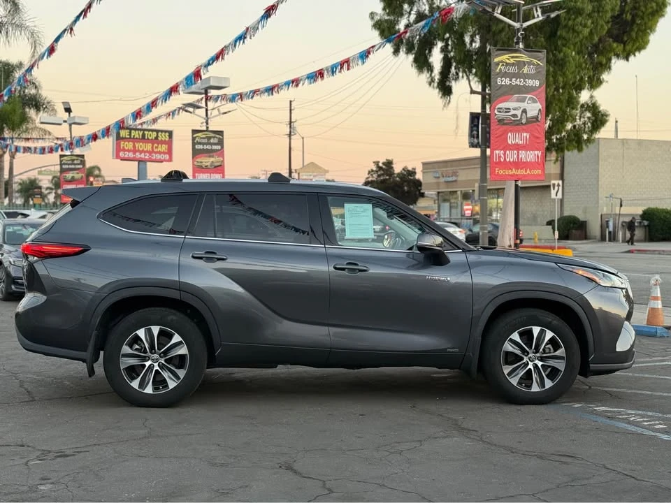 2021 Toyota Highlander - Image 2 of 20
