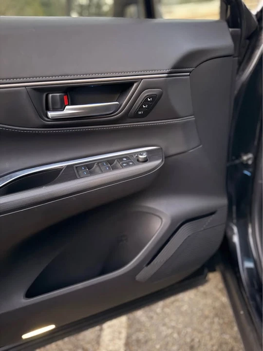 2021 Toyota Venza - Image 11 of 18