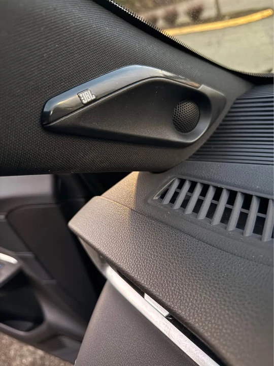 2021 Toyota Venza - Image 15 of 18