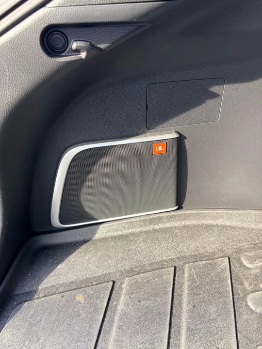 2021 Toyota Venza - Image 17 of 19