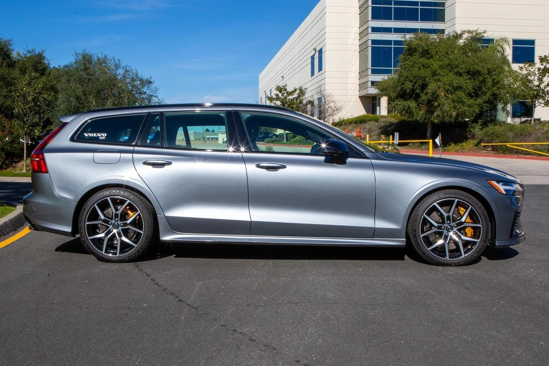 2021 Volvo V60 2nd Gen - Image 3 of 31