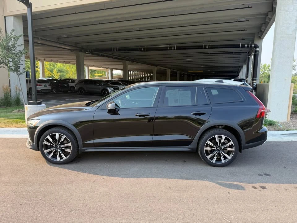 2021 Volvo V60 2nd Gen - Image 2 of 17