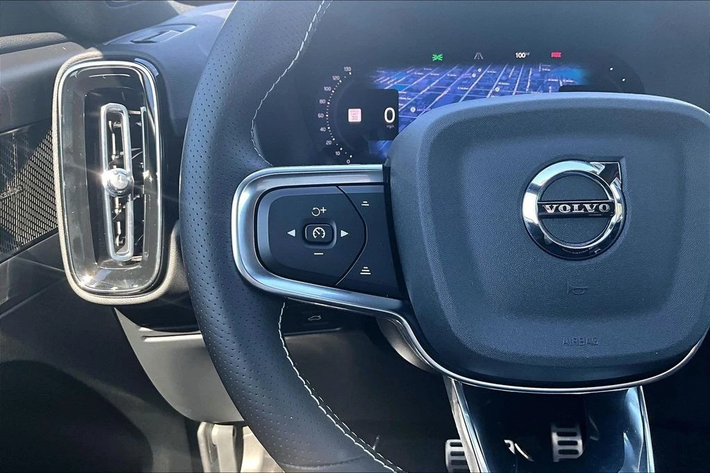 2021 Volvo XC40 - Image 24 of 31