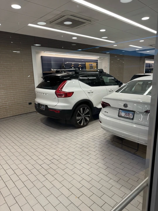 2021 Volvo XC40 - Image 3 of 13