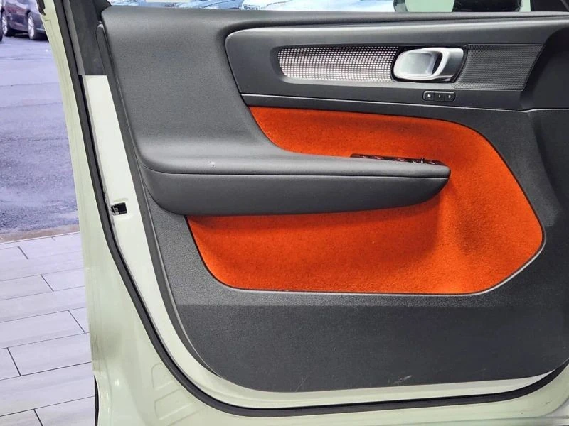 2021 Volvo XC40 - Image 10 of 12
