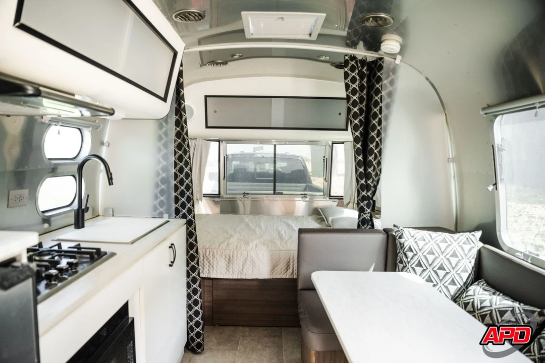 2022 Airstream - Image 2 of 12