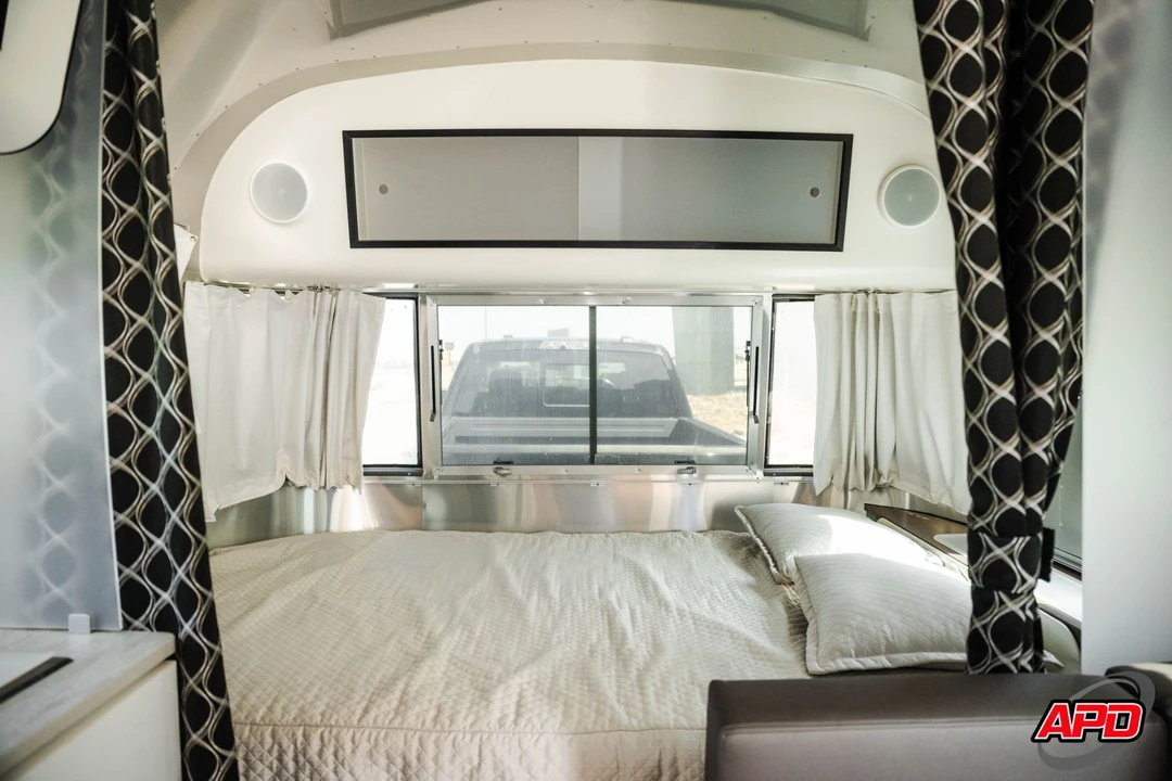 2022 Airstream - Image 4 of 12