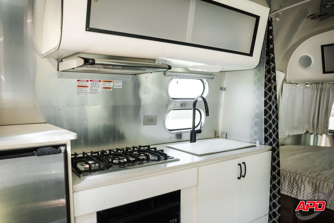 2022 Airstream - Image 6 of 12