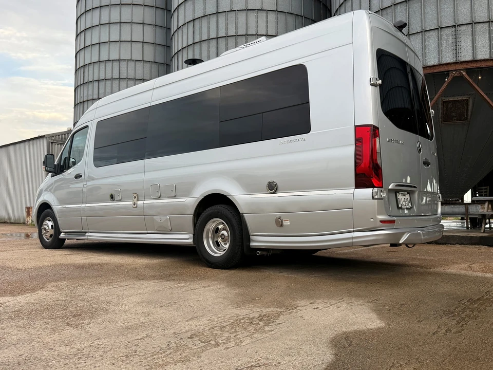 2022 Airstream - Image 7 of 31