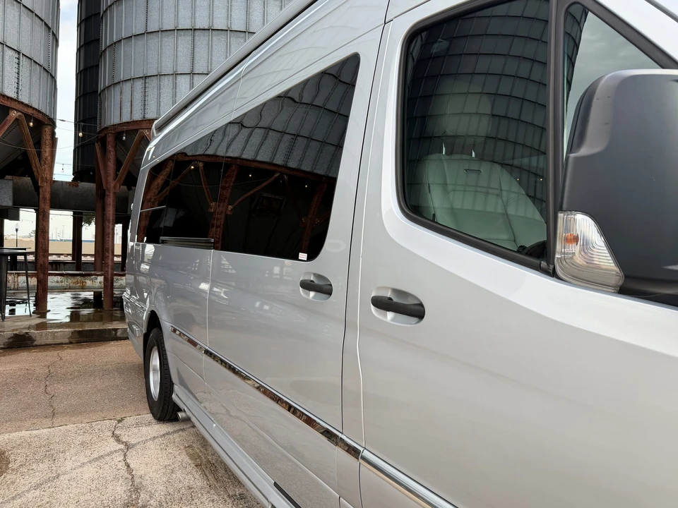 2022 Airstream - Image 19 of 31