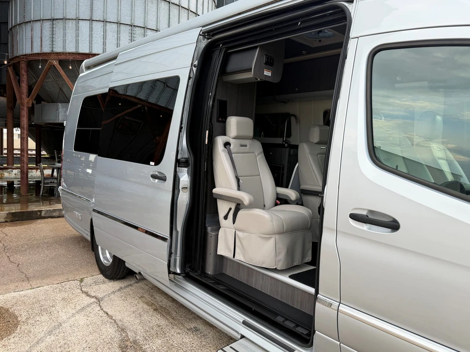 2022 Airstream - Image 20 of 31