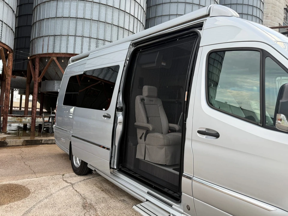 2022 Airstream - Image 21 of 31