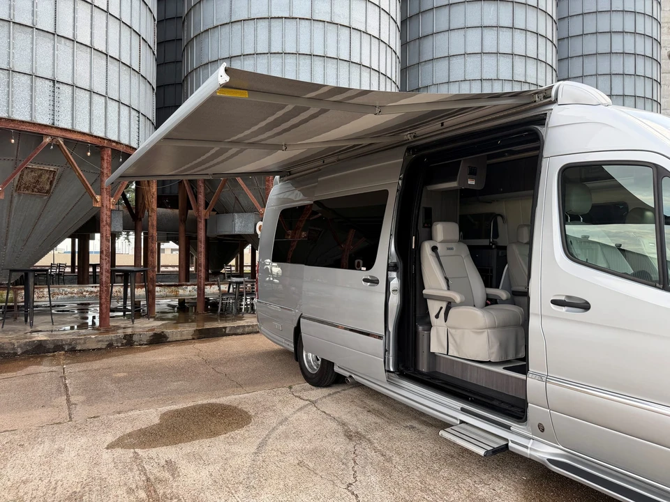 2022 Airstream - Image 22 of 31