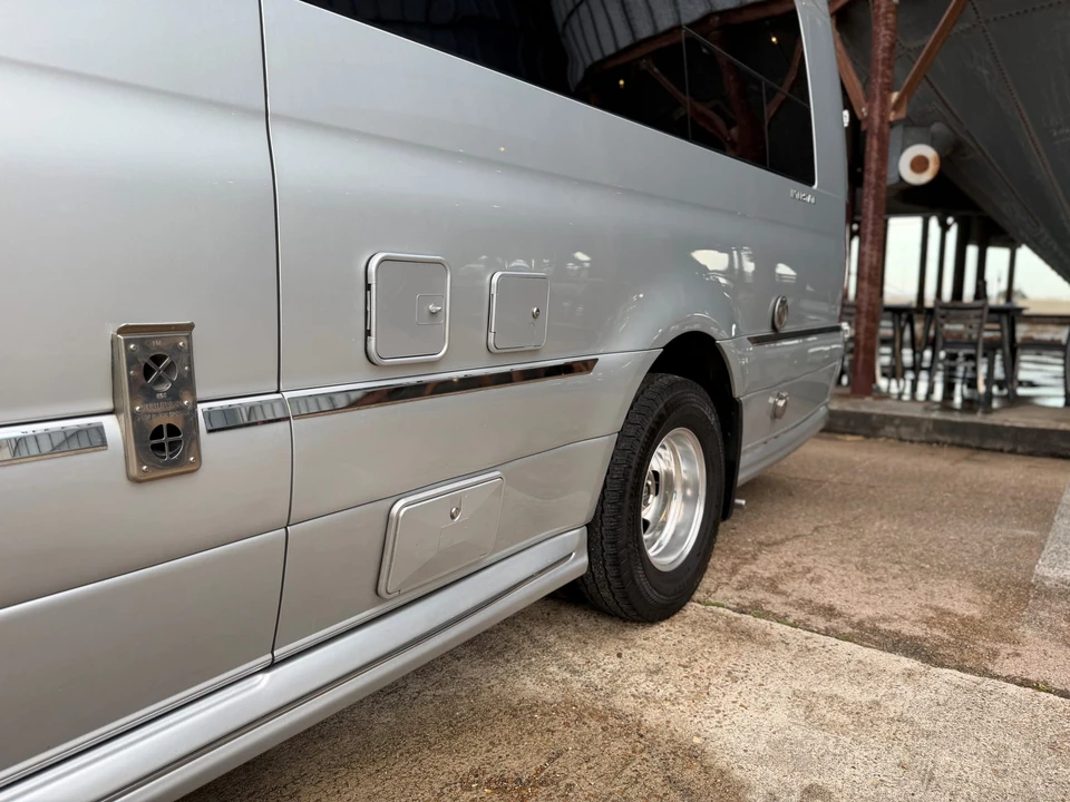 2022 Airstream - Image 24 of 31