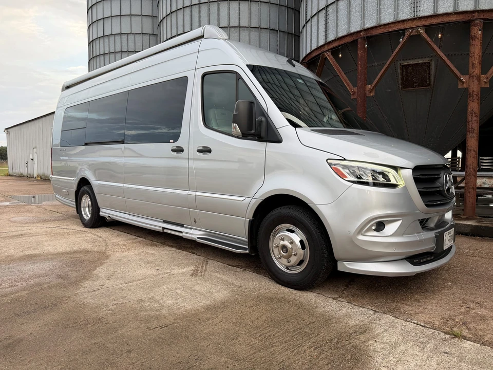 2022 Airstream - Image 17 of 31