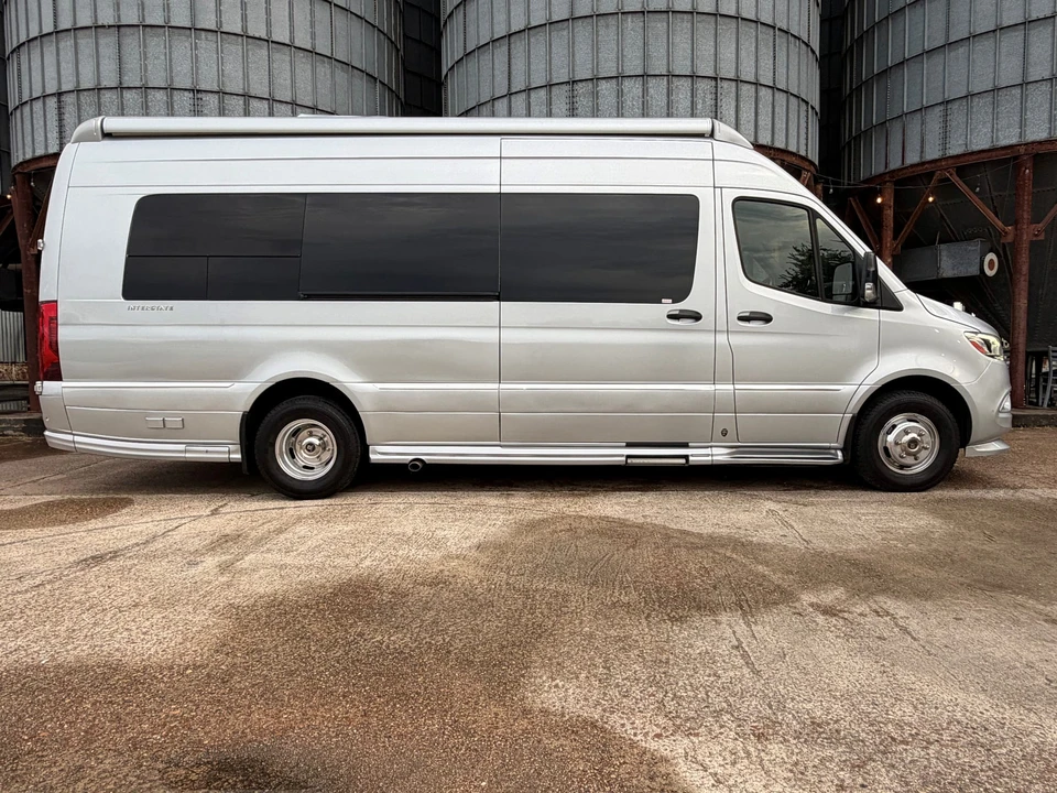 2022 Airstream - Image 16 of 31