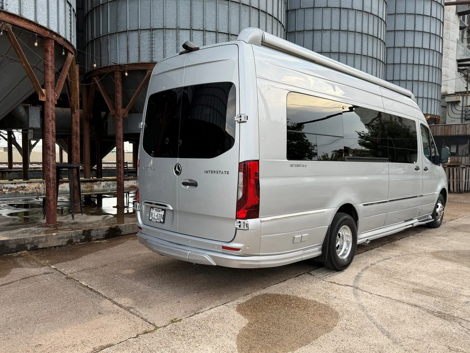 2022 Airstream - Image 13 of 31