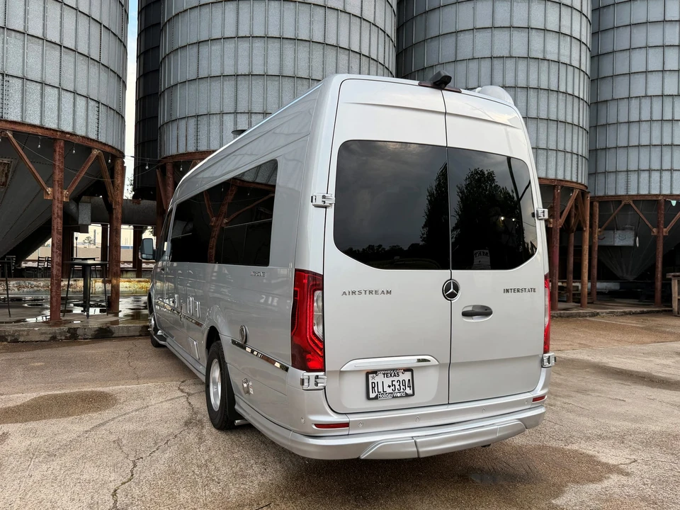 2022 Airstream - Image 8 of 31