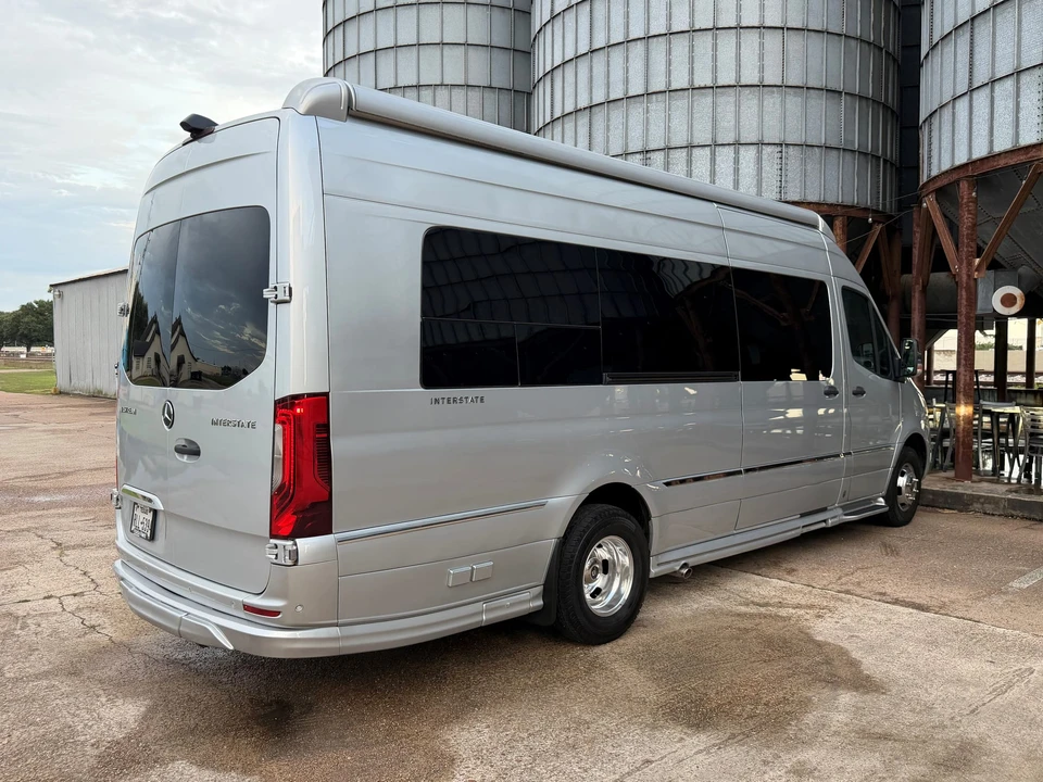 2022 Airstream - Image 14 of 31