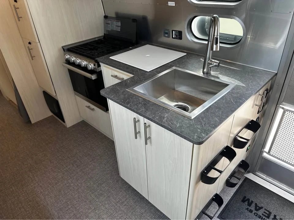 2022 Airstream - Image 12 of 19