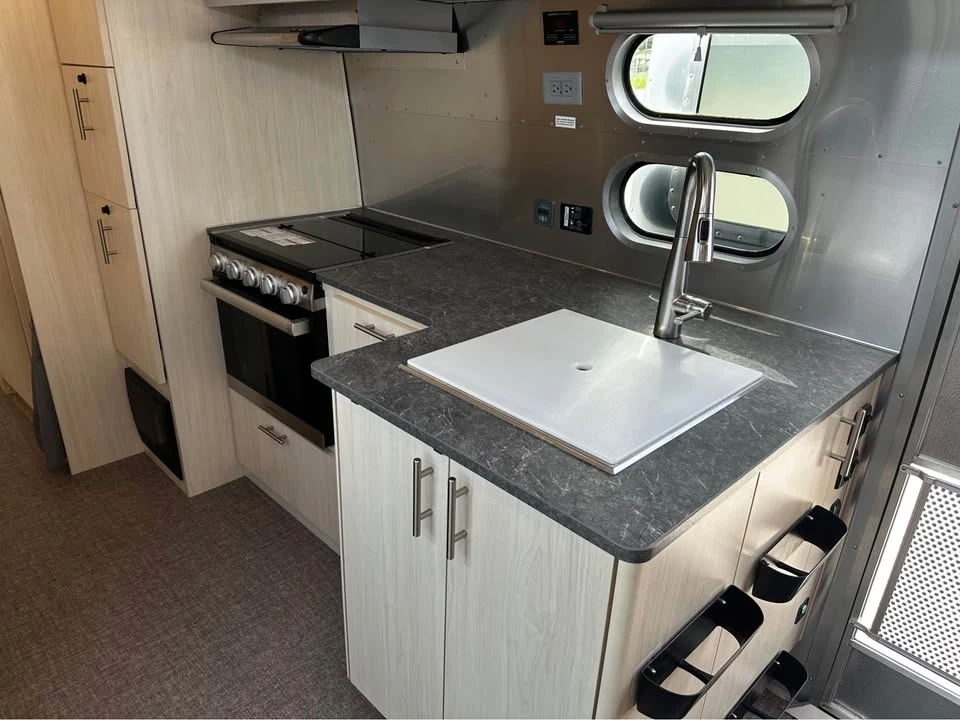 2022 Airstream - Image 11 of 19