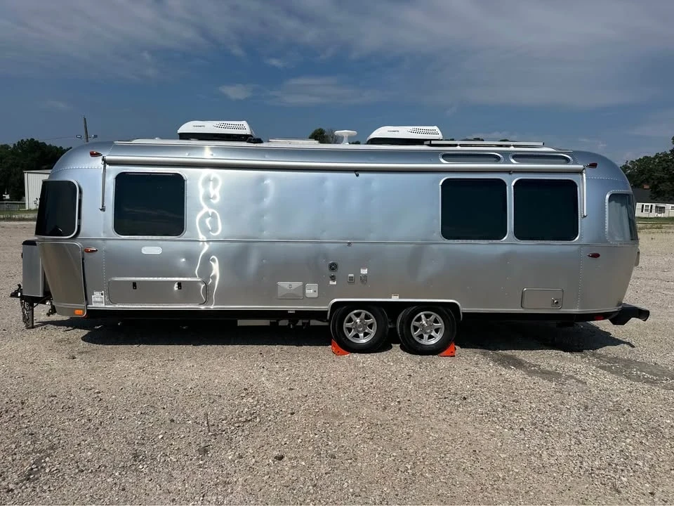2022 Airstream - Image 3 of 19