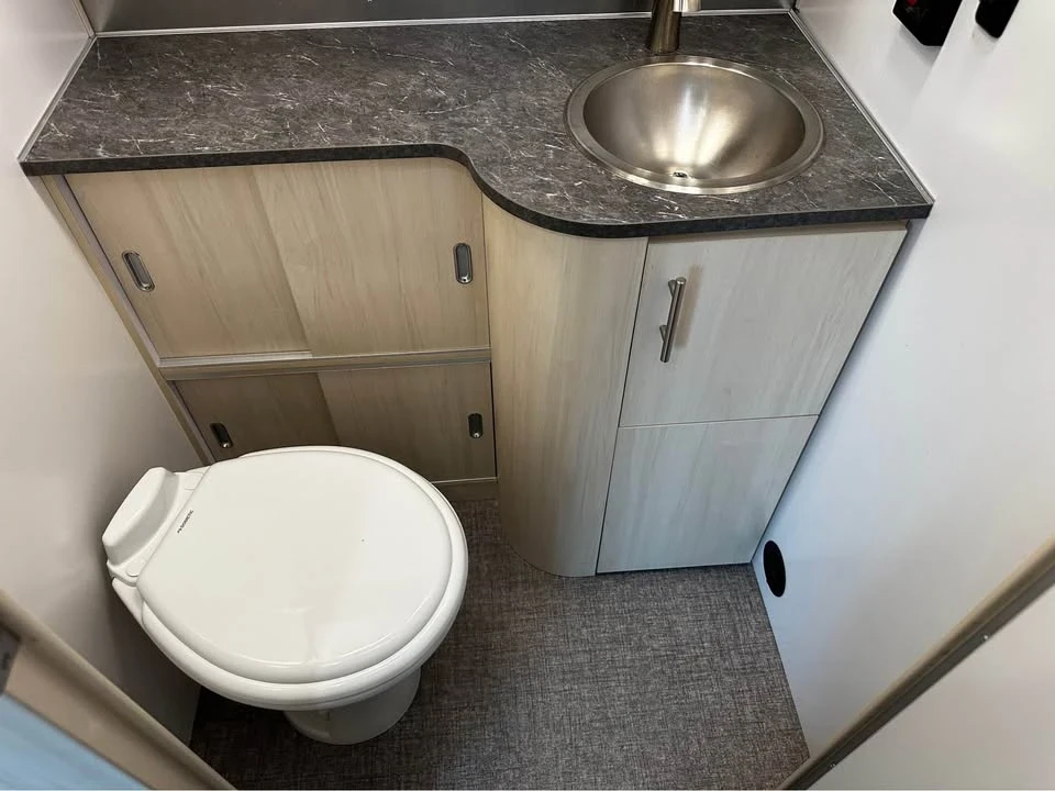 2022 Airstream - Image 15 of 19