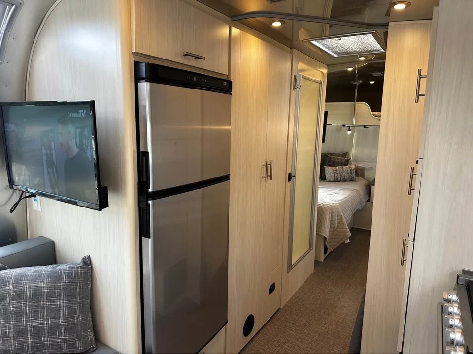 2022 Airstream - Image 13 of 19