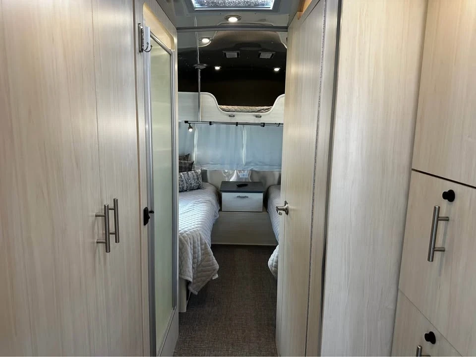 2022 Airstream - Image 14 of 19
