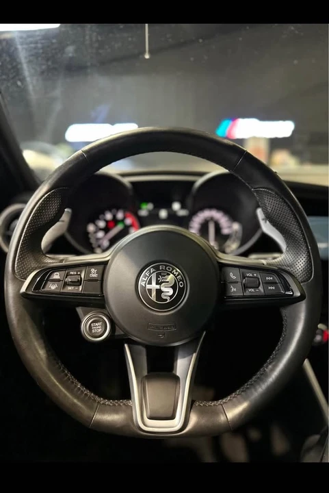 2022 Alfa Romeo Giulia - Image 10 of 16