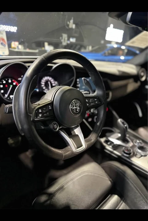 2022 Alfa Romeo Giulia - Image 12 of 16