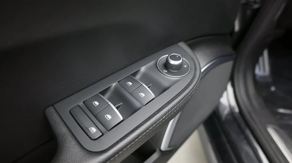 2022 Alfa Romeo Giulia - Image 13 of 20