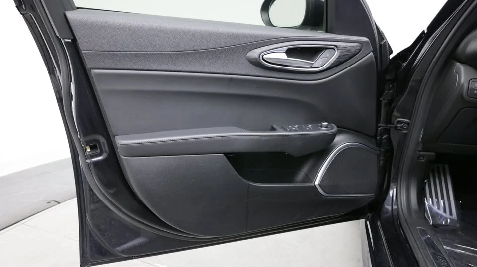 2022 Alfa Romeo Giulia - Image 12 of 20