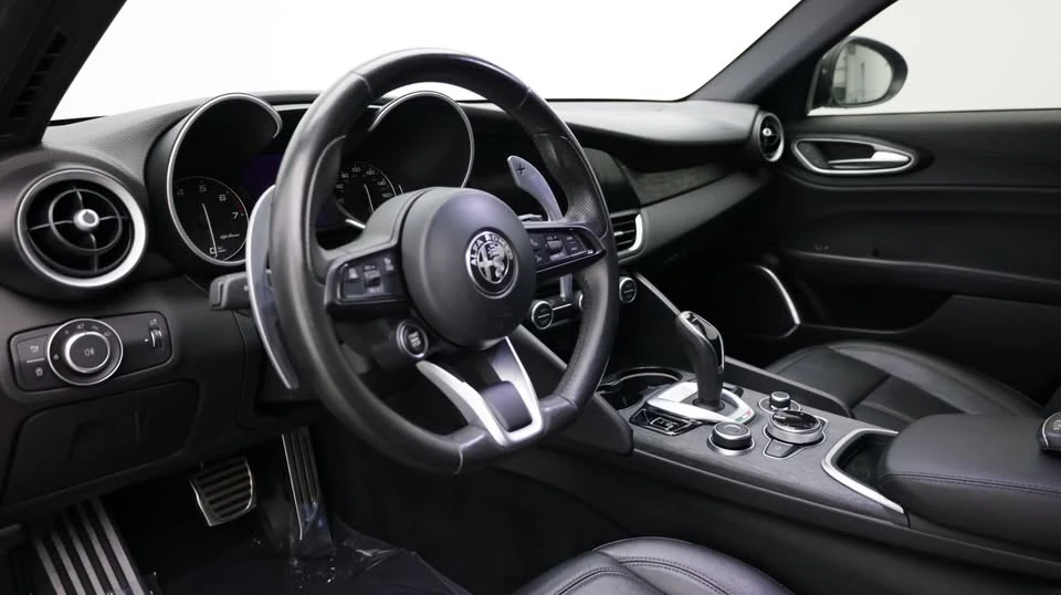 2022 Alfa Romeo Giulia - Image 11 of 20