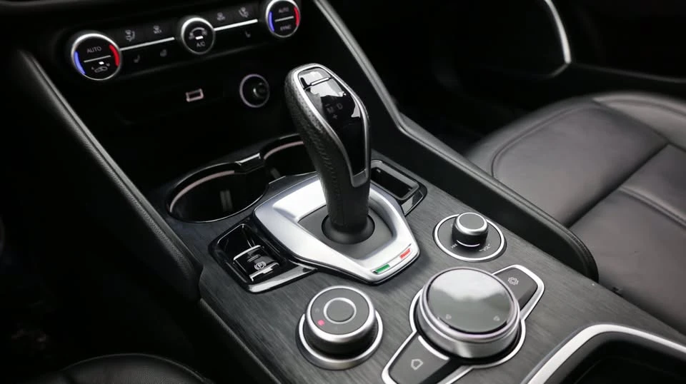 2022 Alfa Romeo Giulia - Image 16 of 20