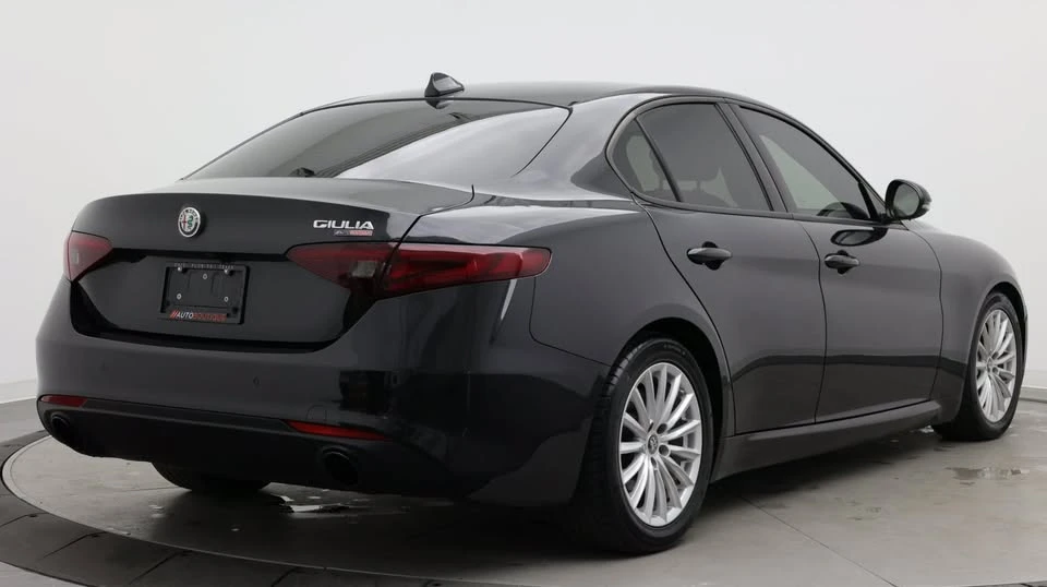 2022 Alfa Romeo Giulia - Image 8 of 20